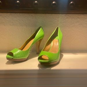 Nine West Size 8 Neon Green Snake Skin Platform Pumps